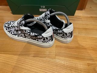 Auténticas Moncler Negras y Blancas de piel.