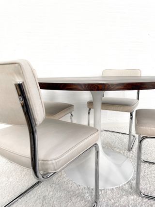 MESA COMEDOR VINTAGE. SOBRE MADERA Y PIE TULIP