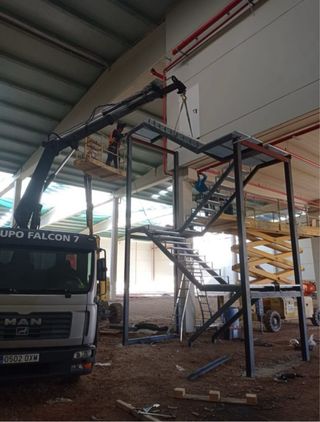 Camión grúa y excavaciones