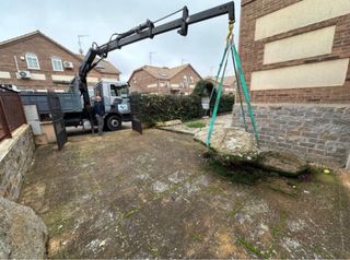 Camión grúa y excavaciones