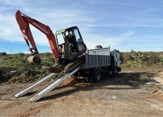 Camión grúa y excavaciones