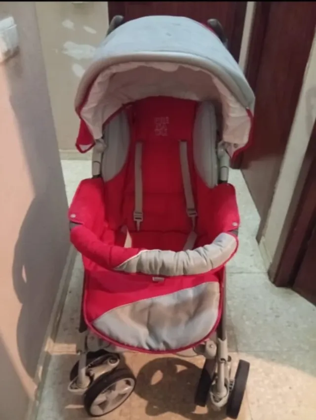 Carro de bebé rojo y gris