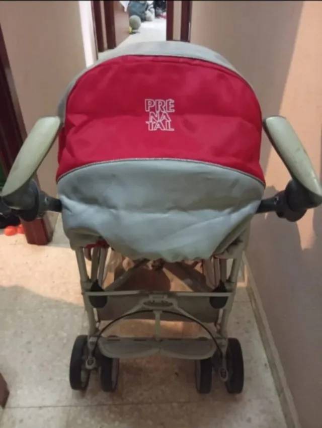 Carro de bebé rojo y gris