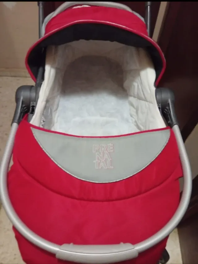 Carro de bebé rojo y gris