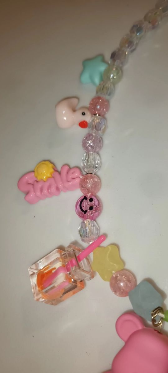 Collar de cuentas con dijes kawaii