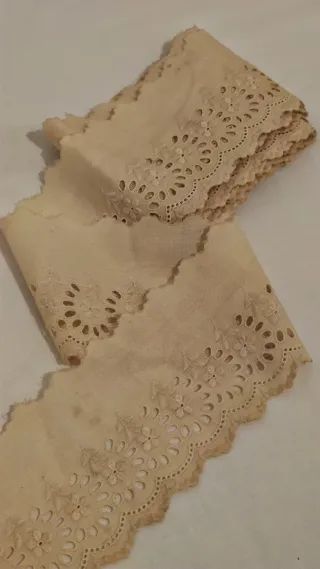 Encaje antiguo para Virgen beige