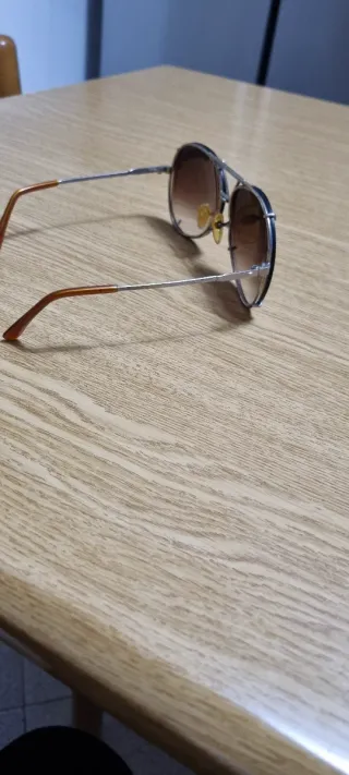 Occhiali da sole neri e marroni