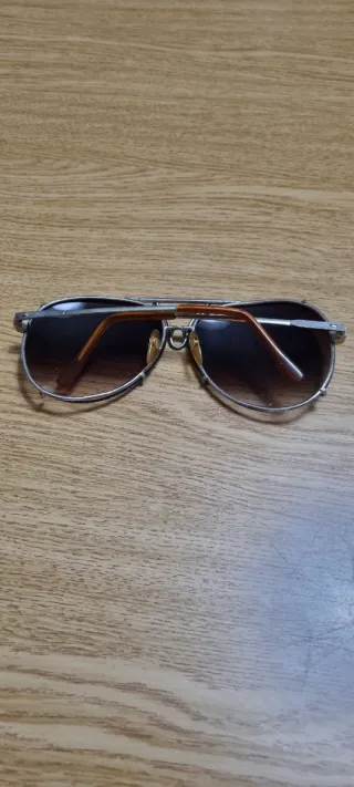 Occhiali da sole neri e marroni