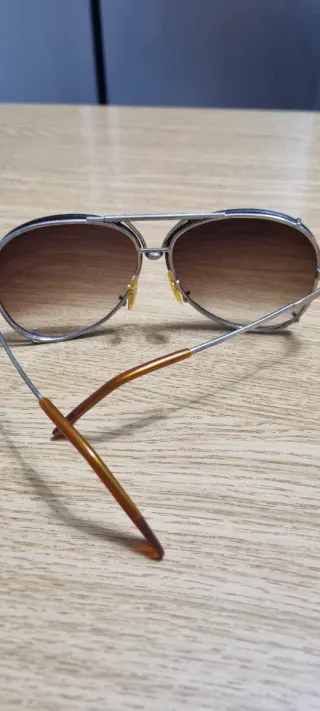 Occhiali da sole neri e marroni