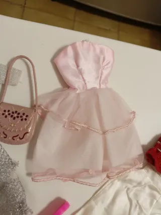Lotto di vestiti per Barbie