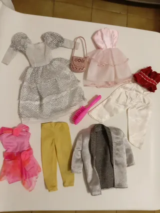 Lotto di vestiti per Barbie