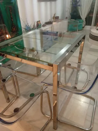 Mesa de cristal y metal con 4  sillas