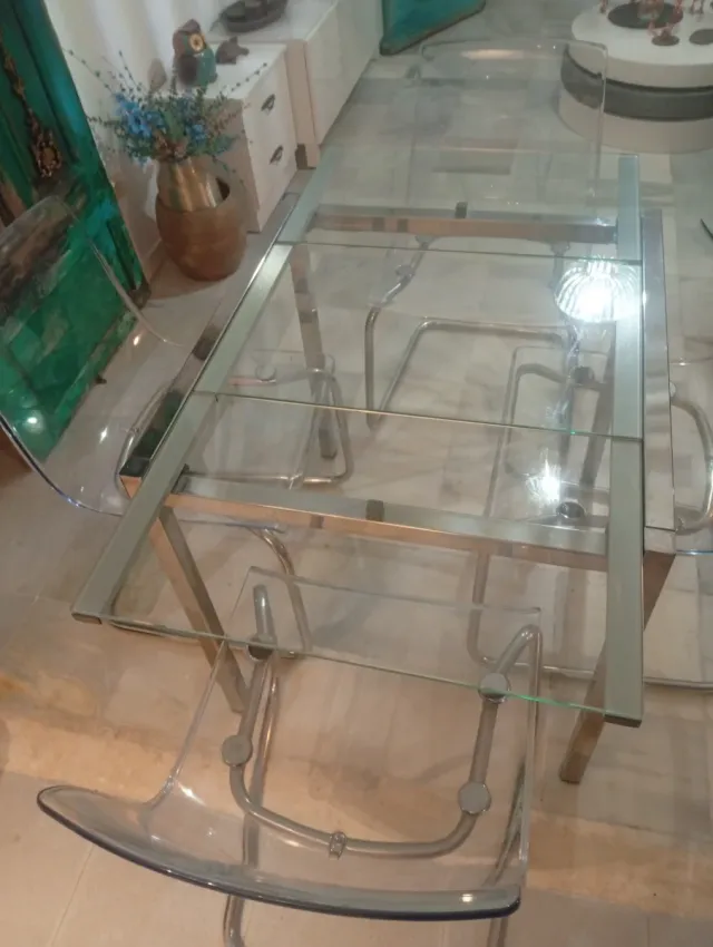 Mesa de cristal y metal con 4  sillas