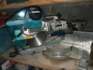 Sierra Ingletadora Telescópica Makita