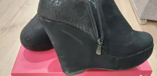Botines de cuña negros