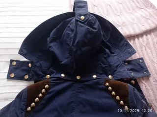 Abrigo azul y verde estilo preppy