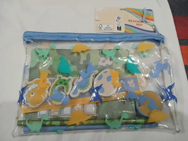 Set di cancelleria Dinosauri in astuccio trasparente