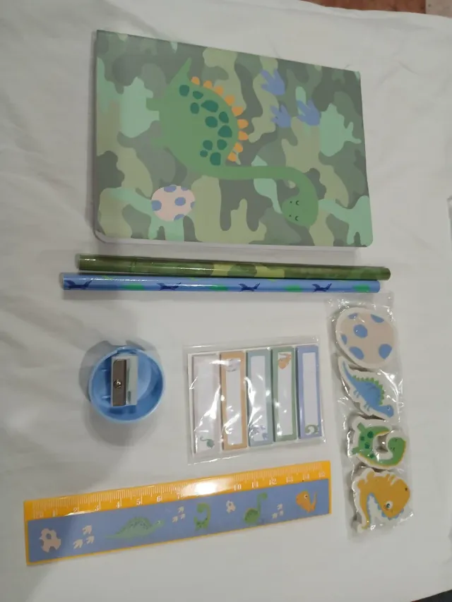 Set di cancelleria Dinosauri in astuccio trasparente