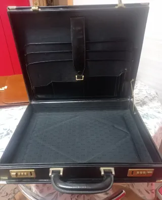 Maletín ejecutivo negro con cierre numérico