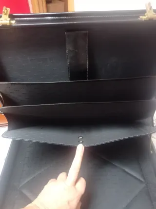 Maletín ejecutivo negro con cierre numérico