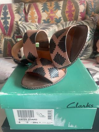 Sandalias Geox Piel Tacón Beige y Negro