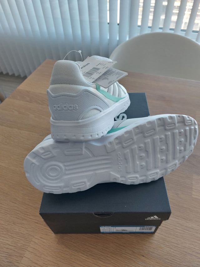 T42 2/3. Adidas Nuevas Nebzed