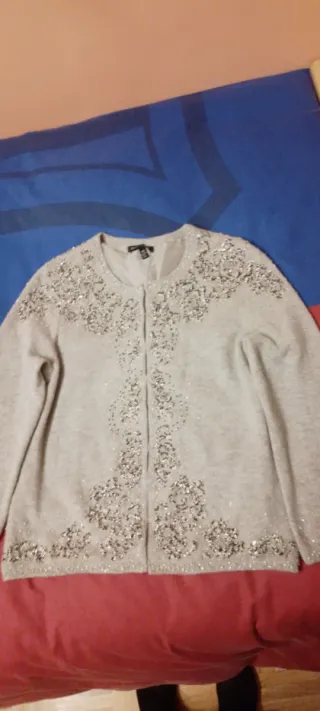 Chaqueta plateada con pedrería