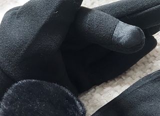 Guantes negros con pelito