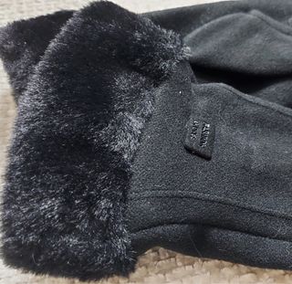 Guantes negros con pelito