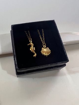 Colgantes dorados de caballito de mar y concha