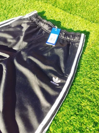 Pantalón Adidas Originals Negro Largo con Etiqueta