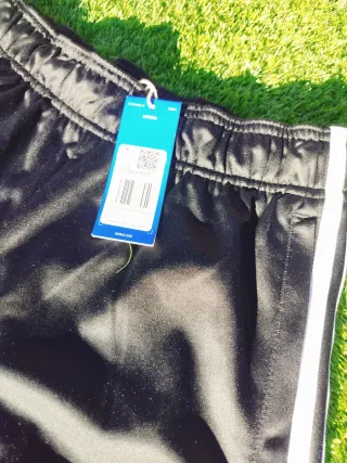 Pantalón Adidas Originals Negro Largo con Etiqueta