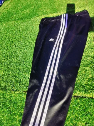 Pantalón Adidas Originals Negro Largo con Etiqueta