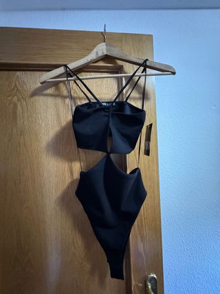 Body negro con escote y tiras
