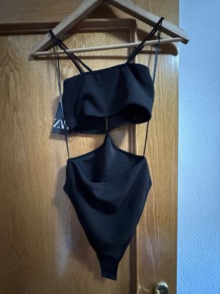 Body negro con escote y tiras