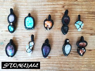 piccolo ciondolo in macramè e pietre dure