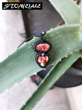 piccolo ciondolo in macramè e pietre dure