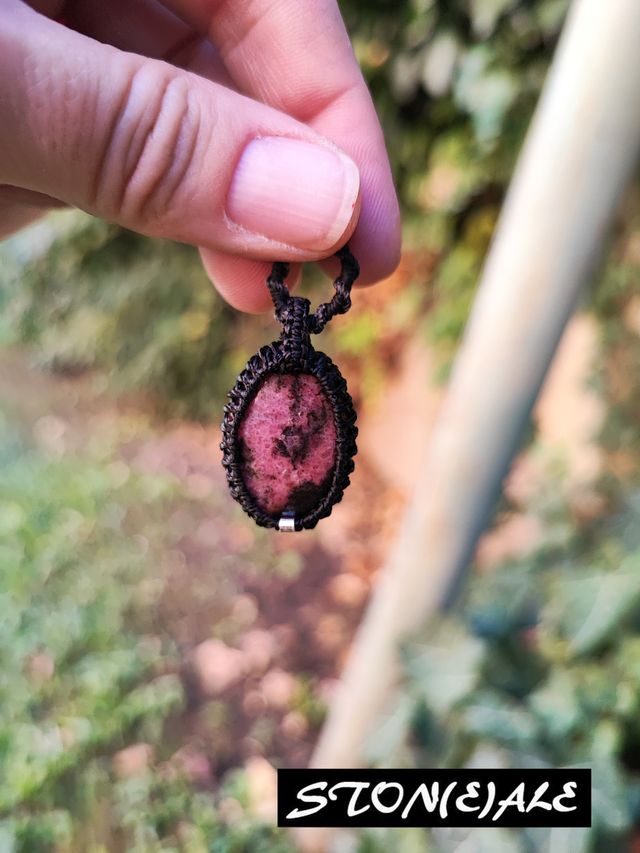 piccolo ciondolo in macramè e pietre dure