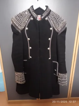 Abrigo negro con detalles plateados