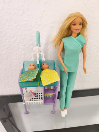 Barbie Pediatra con Cuna+Bebés+ niños+tobogán+mesa