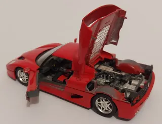 Ferrari rojo de metal a escala. 19 cm.