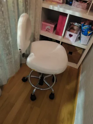 Taburete blanco con ruedas