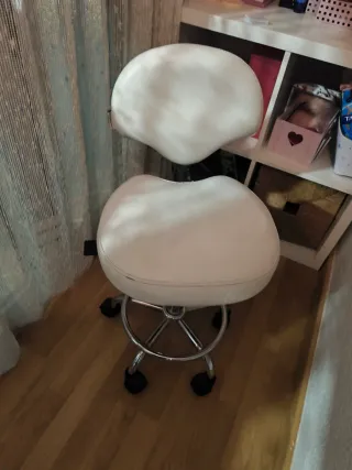 Taburete blanco con ruedas