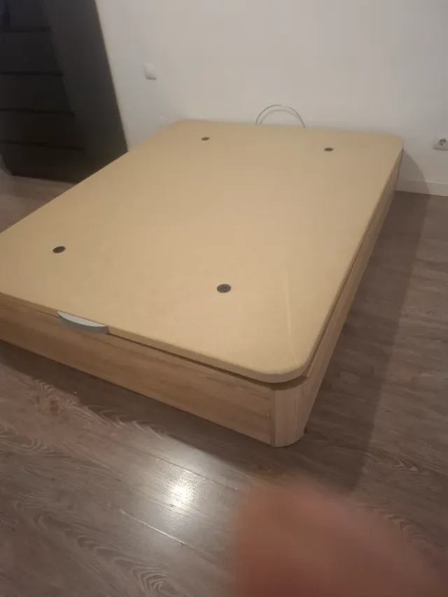 Canapé reforzado beige y madera