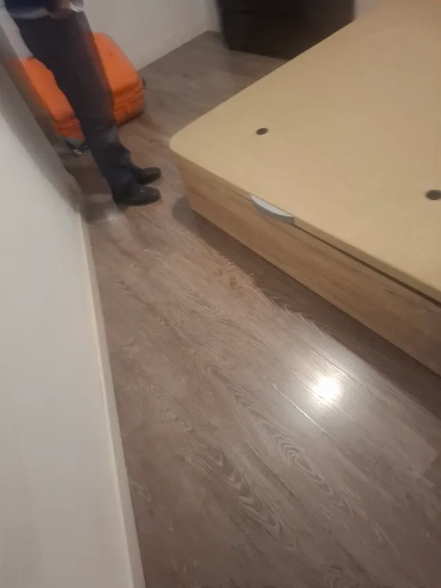 Canapé reforzado beige y madera