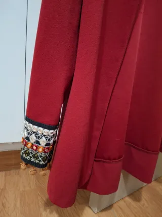 Chaqueta roja con bordado étnico