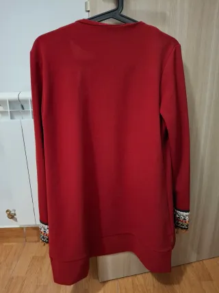 Chaqueta roja con bordado étnico