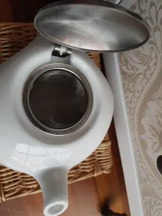 Tetera de porcelana blanca