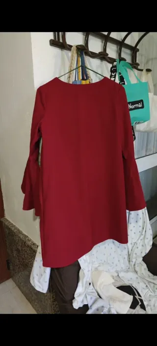Vestido rojo elegante manga acampanada