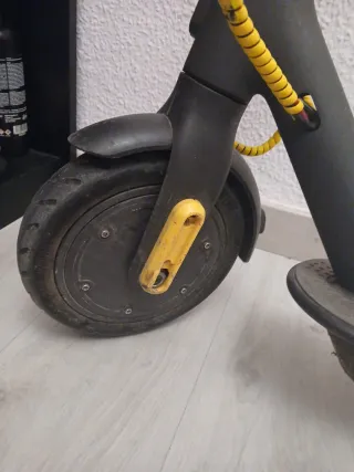 Patinete Eléctrico Negro y Amarillo